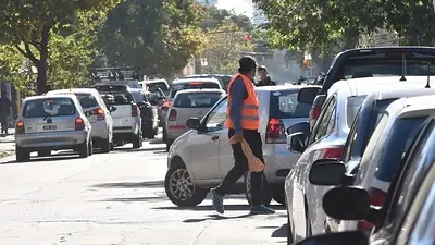 Por la crisis económica, cada vez hay más cuidacoches en Rosario Por la crisis económica, cada vez hay más cuidacoches en Rosario