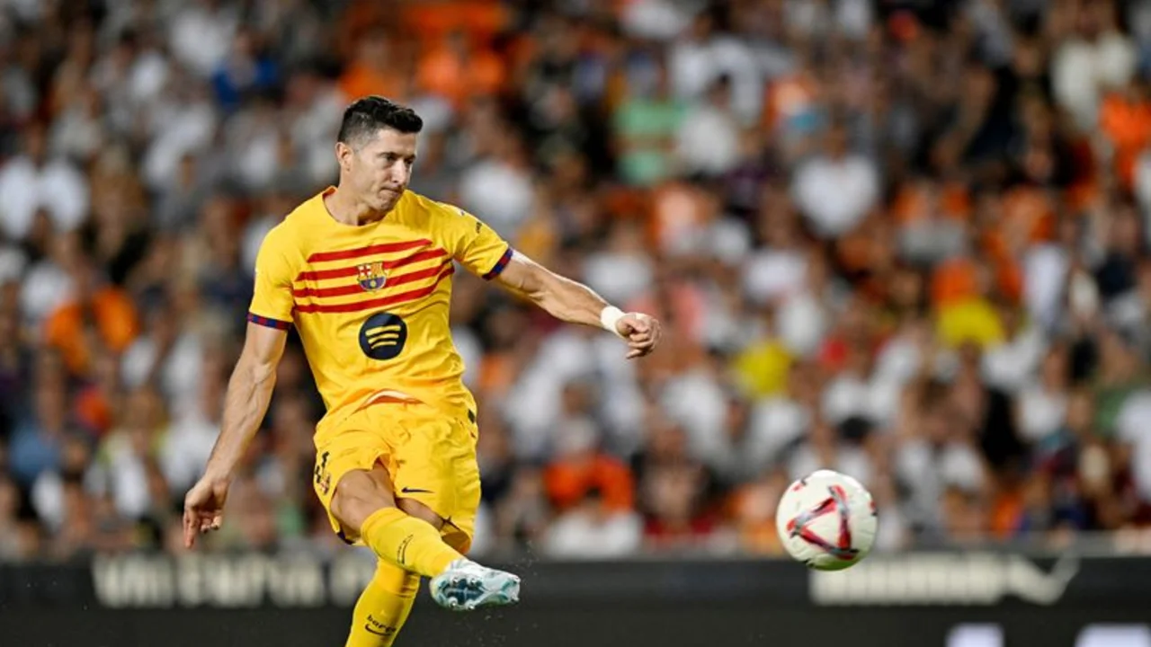 Lewandowski marca un doblete en la remontada del Barcelona ante el Valencia