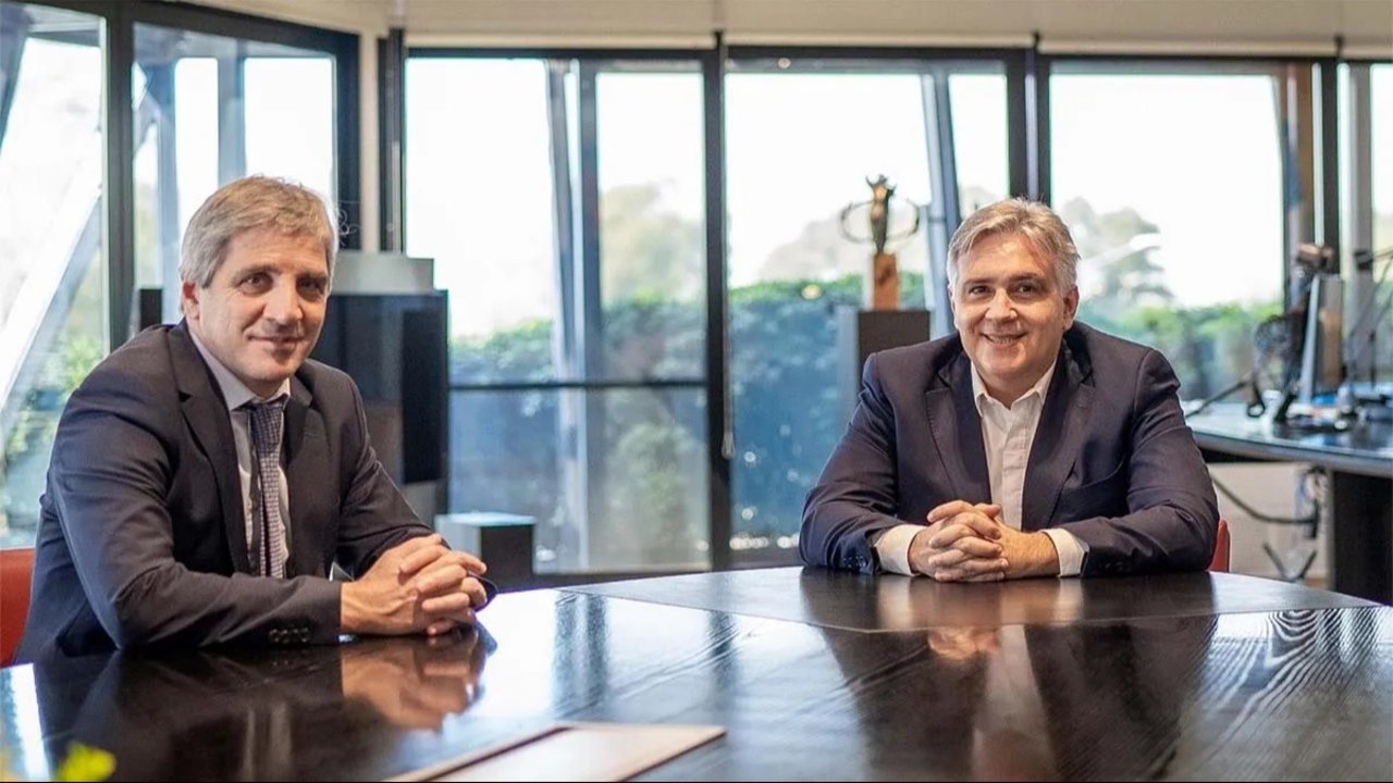 En Córdoba, Llaryora se reunió con Caputo para reclamarle por la Caja de Jubilaciones y obra pública