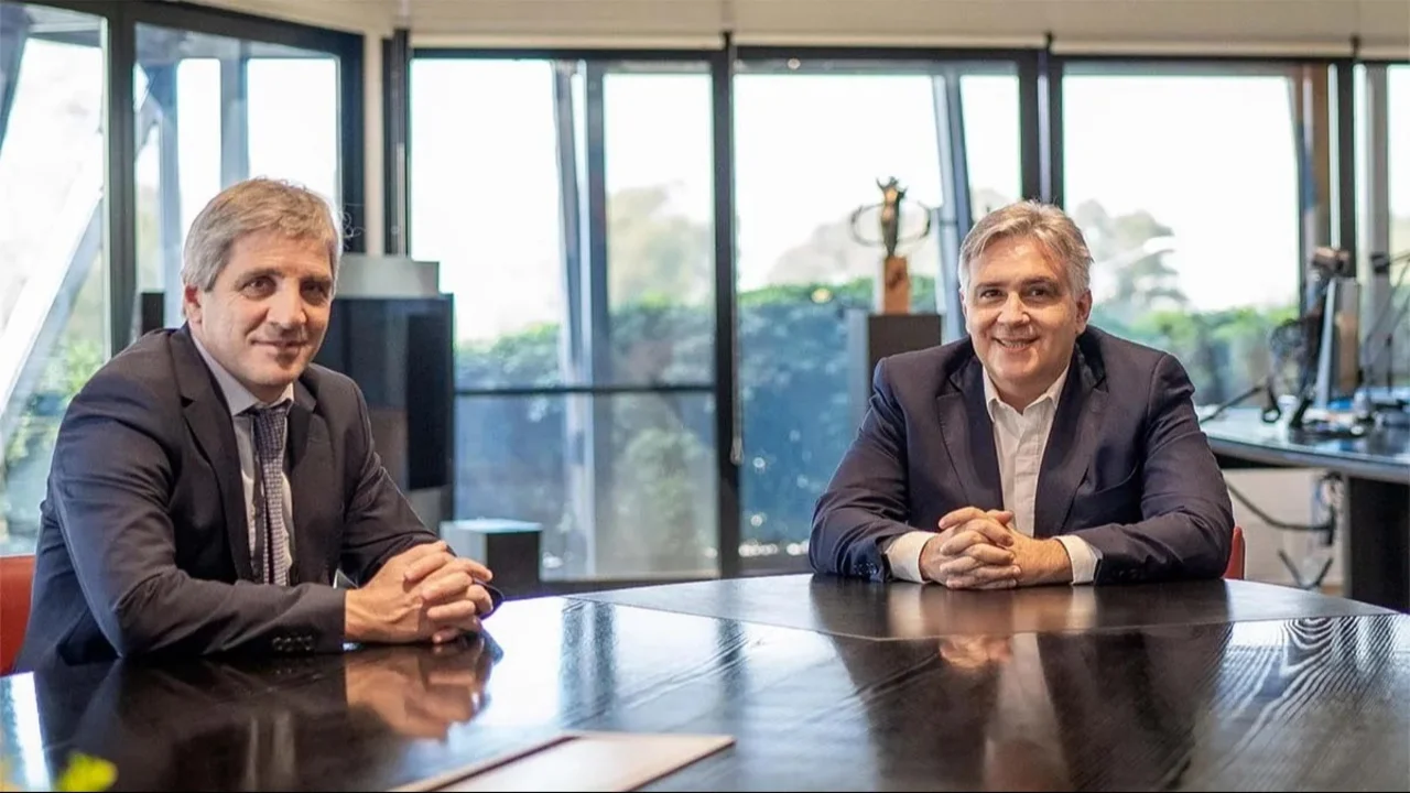 En Córdoba, Llaryora se reunió con Caputo para reclamarle por la Caja de Jubilaciones y obra pública