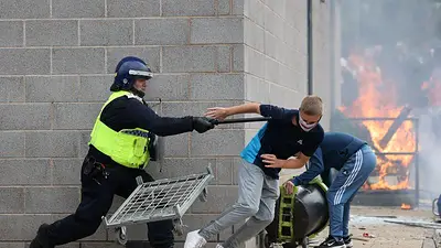 Reino Unido recurre a las celdas policiales ante la saturación de las cárceles por los disturbios Reino Unido recurre a las celdas policiales ante la saturación de las cárceles por los disturbios
