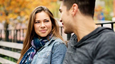 Una chica y un chico mirandose a los ojos. Una chica y un chico mirandose a los ojos.