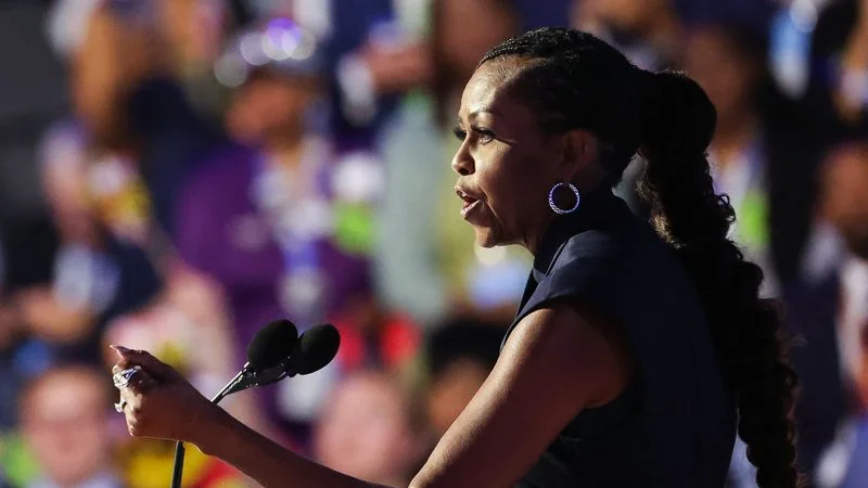 Barack y Michelle Obama animan a la multitud en la Convención Nacional Demócrata en apoyo a Harris