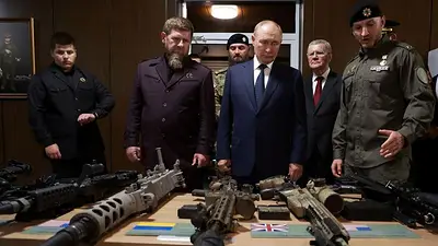 Putin inspecciona las tropas que van a luchar contra Ucrania en un viaje sorpresa a Chechenia Putin inspecciona las tropas que van a luchar contra Ucrania en un viaje sorpresa a Chechenia