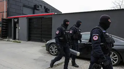 La policía rumana registra el domicilio del "influencer" Andrew Tate por supuesta trata de personas La policía rumana registra el domicilio del "influencer" Andrew Tate por supuesta trata de personas