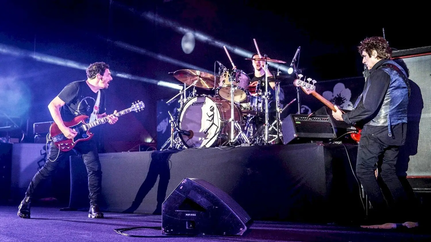 Fotografía de la banda de rock Divididos en un Quilmes Rock