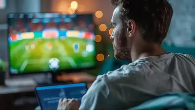 Fanático del fútbol mirando un partido a través de Pelota Libre Fanático del fútbol mirando un partido a través de Pelota Libre