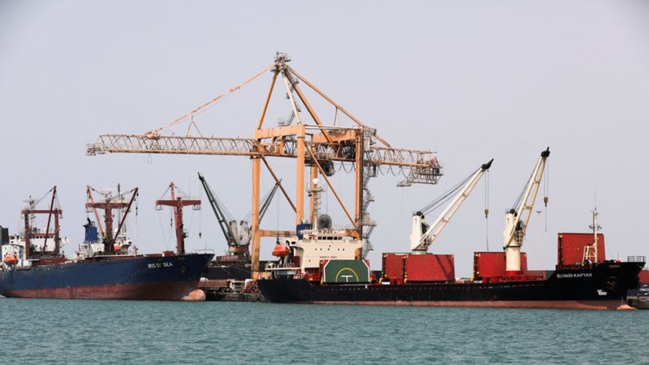 La tripulación de un petrolero de bandera griega abandona el buque tras un ataque en el mar Rojo