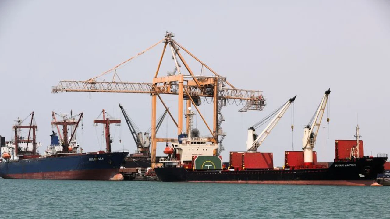 La tripulación de un petrolero de bandera griega abandona el buque tras un ataque en el mar Rojo