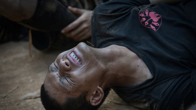 Jóvenes voluntarios entrenan duro en la selva de Myanmar para luchar contra la junta