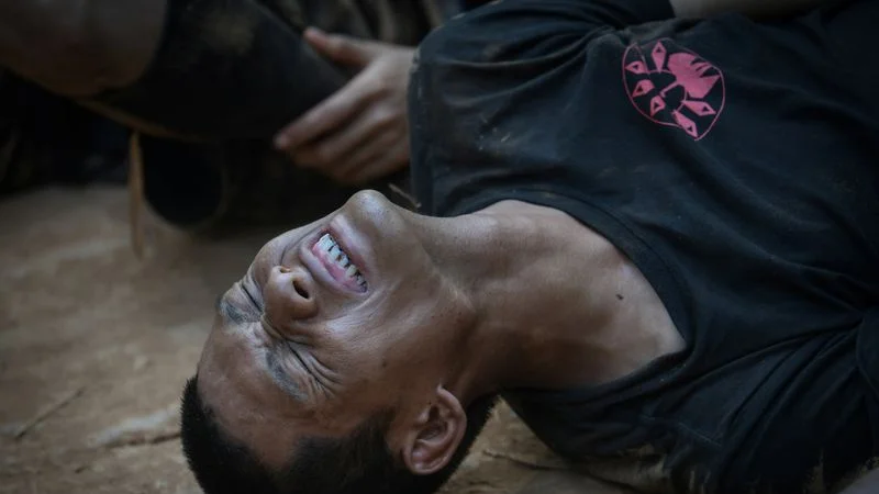 Jóvenes voluntarios entrenan duro en la selva de Myanmar para luchar contra la junta