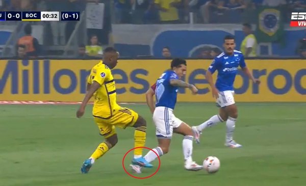 Insólito: la roja a Advíncula a los 30 segundos en Cruzeiro - Boca