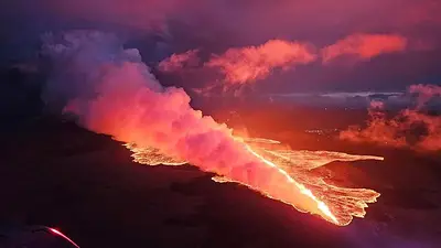 Erupción de volcán islandés se ralentiza, pero obliga a evacuar balneario Erupción de volcán islandés se ralentiza, pero obliga a evacuar balneario