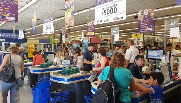 Cuánto gana un cajero de Carrefour en septiembre 2024: el salario que cobra  | El Destape