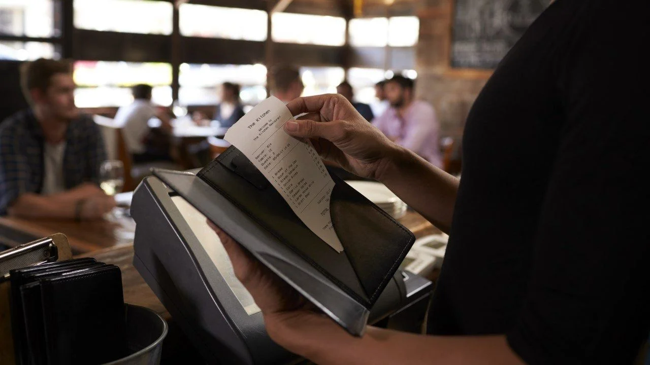 Por qué quisieron cobrarle tiempo en un café. 