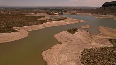 "Castigados por la naturaleza": sequía pone en peligro a agricultores y a abejas en el norte de México "Castigados por la naturaleza": sequía pone en peligro a agricultores y a abejas en el norte de México