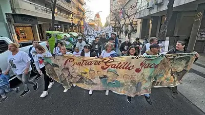 Movilización en Santa Fe: Rosario marchó contra el gatillo fácil y la baja de la edad de imputabilidad Movilización en Santa Fe: Rosario marchó contra el gatillo fácil y la baja de la edad de imputabilidad
