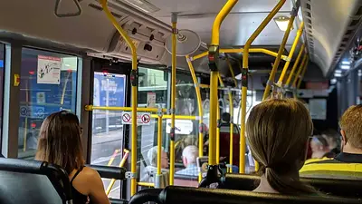 Fotografía de usuarios del transporte público dentro del colectivo Fotografía de usuarios del transporte público dentro del colectivo