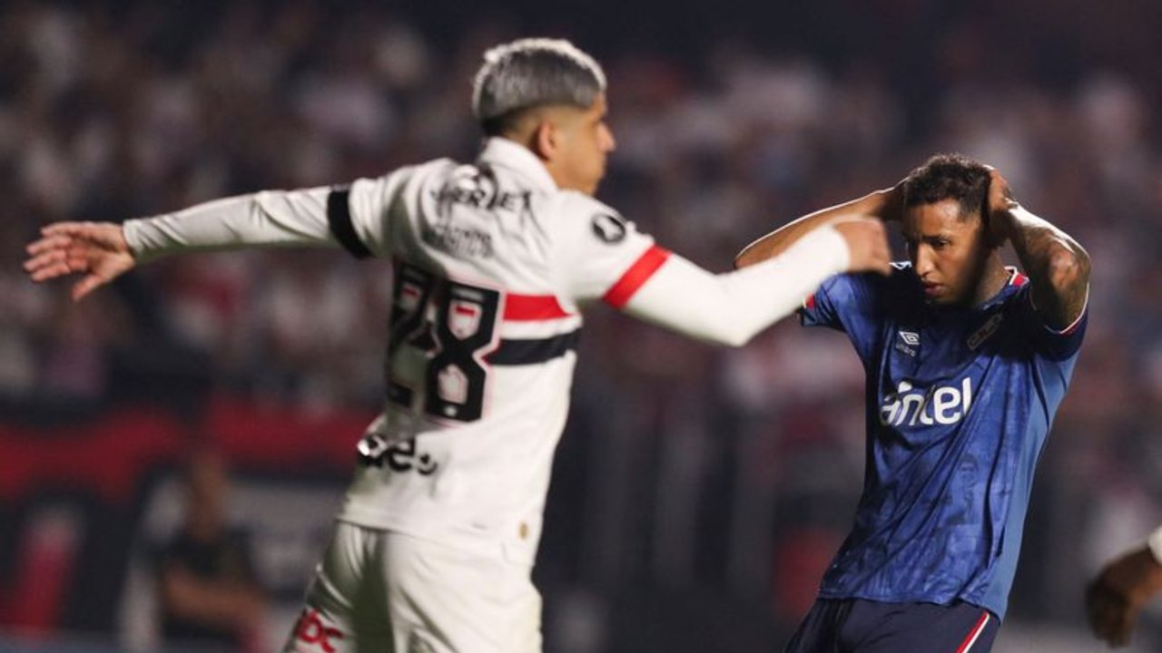 Futbolista uruguayo Juan Izquierdo muere casi una semana después de colapsar en la cancha