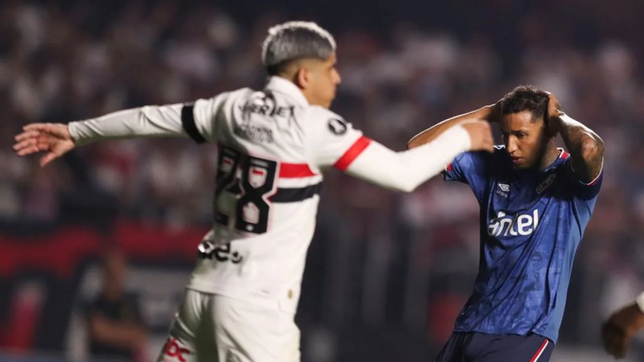 Futbolista uruguayo Juan Izquierdo muere casi una semana después de colapsar en la cancha