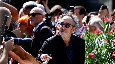 Un desilusionado Tim Burton se reencuentra a sí mismo en la secuela de Beetlejuice Un desilusionado Tim Burton se reencuentra a sí mismo en la secuela de Beetlejuice