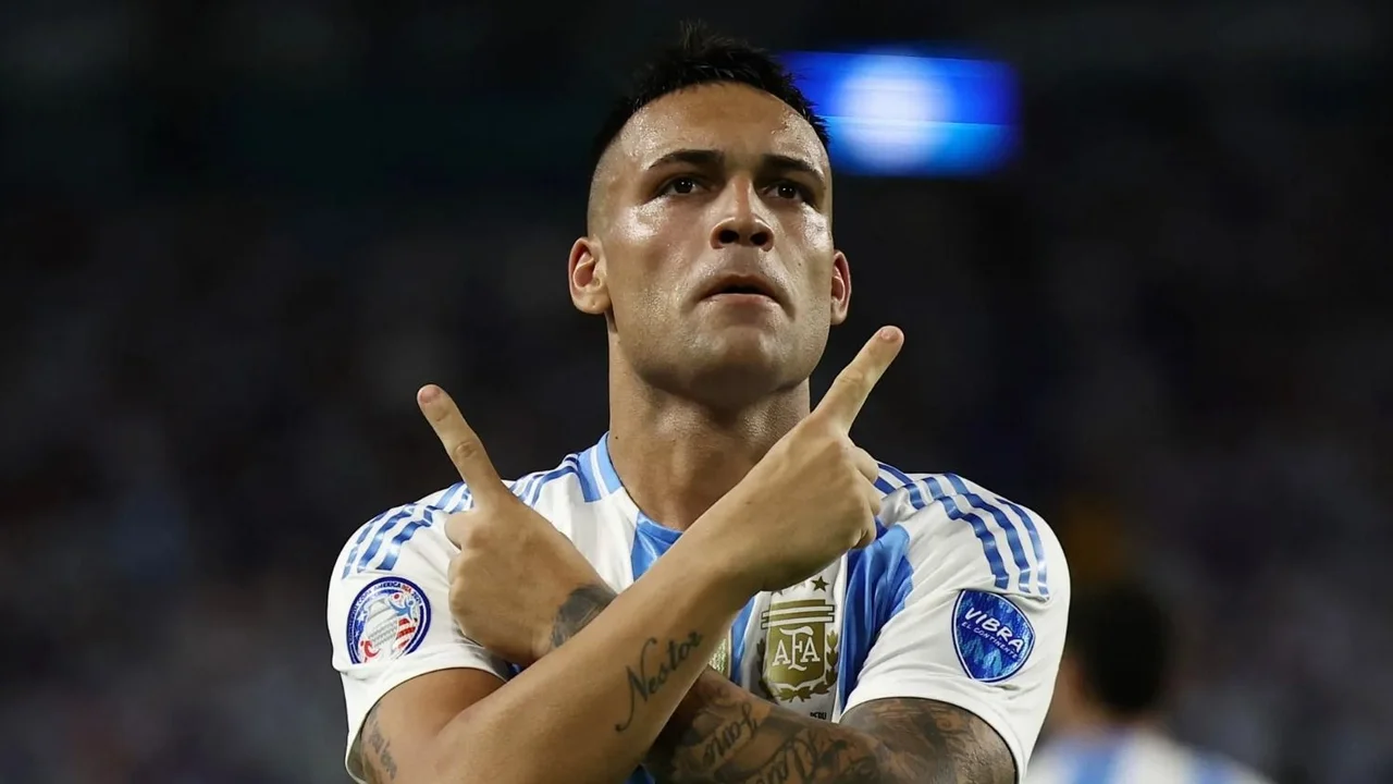 Fotografía de Lautaro Martínez con la camiseta de argentina 