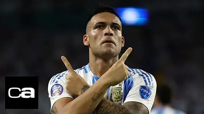 Fotografía de Lautaro Martínez con la camiseta de argentina Fotografía de Lautaro Martínez con la camiseta de argentina