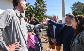 Kicillof retoma su agenda de gestión: entrega de patrulleros y ambulancias | Provincia de buenos aires
