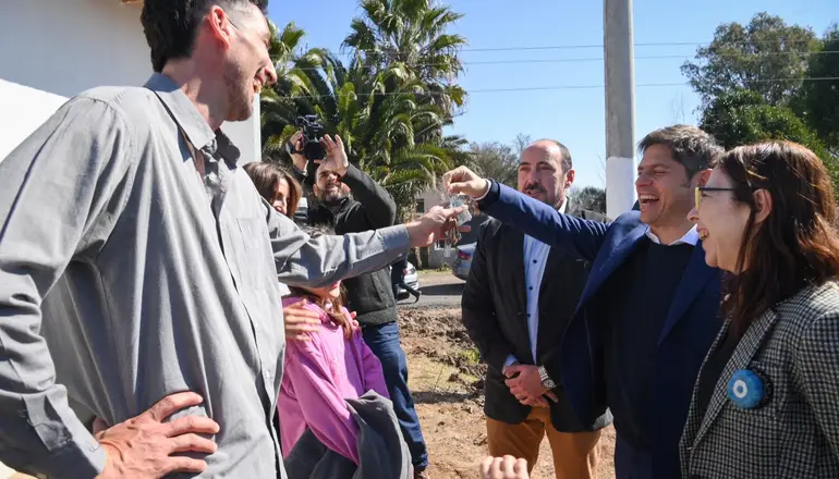 Kicillof retoma su agenda de gestión: entrega de patrulleros y ambulancias