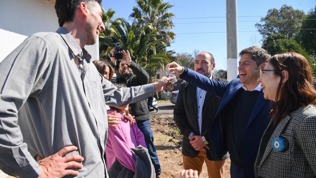 PBA avanza con la entrega de viviendas mientras Nación abandonó 16 mil casas en obra