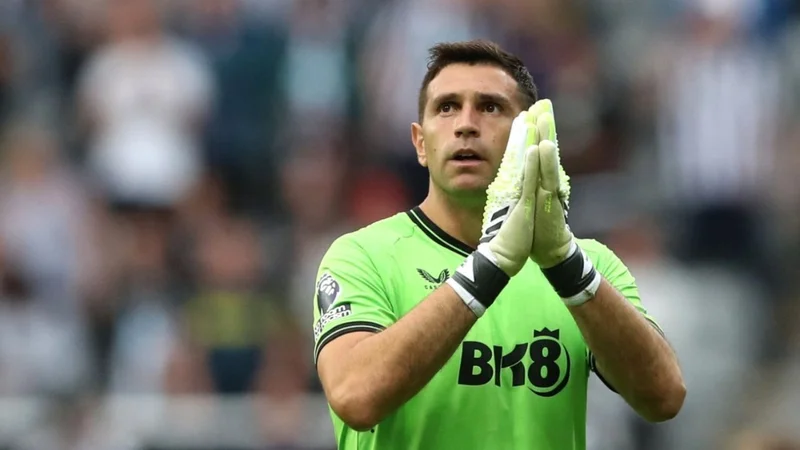 Dibu Martínez, Aston Villa, Enzo Barrenechea, Valencia, mercado de pases, Selección Argentina