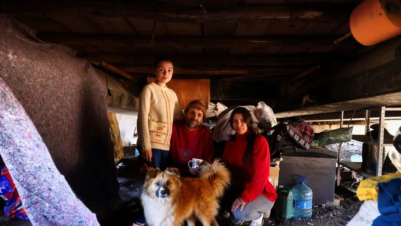 Una familia brasileña que se quedó sin hogar por las inundaciones se refugia bajo un puente