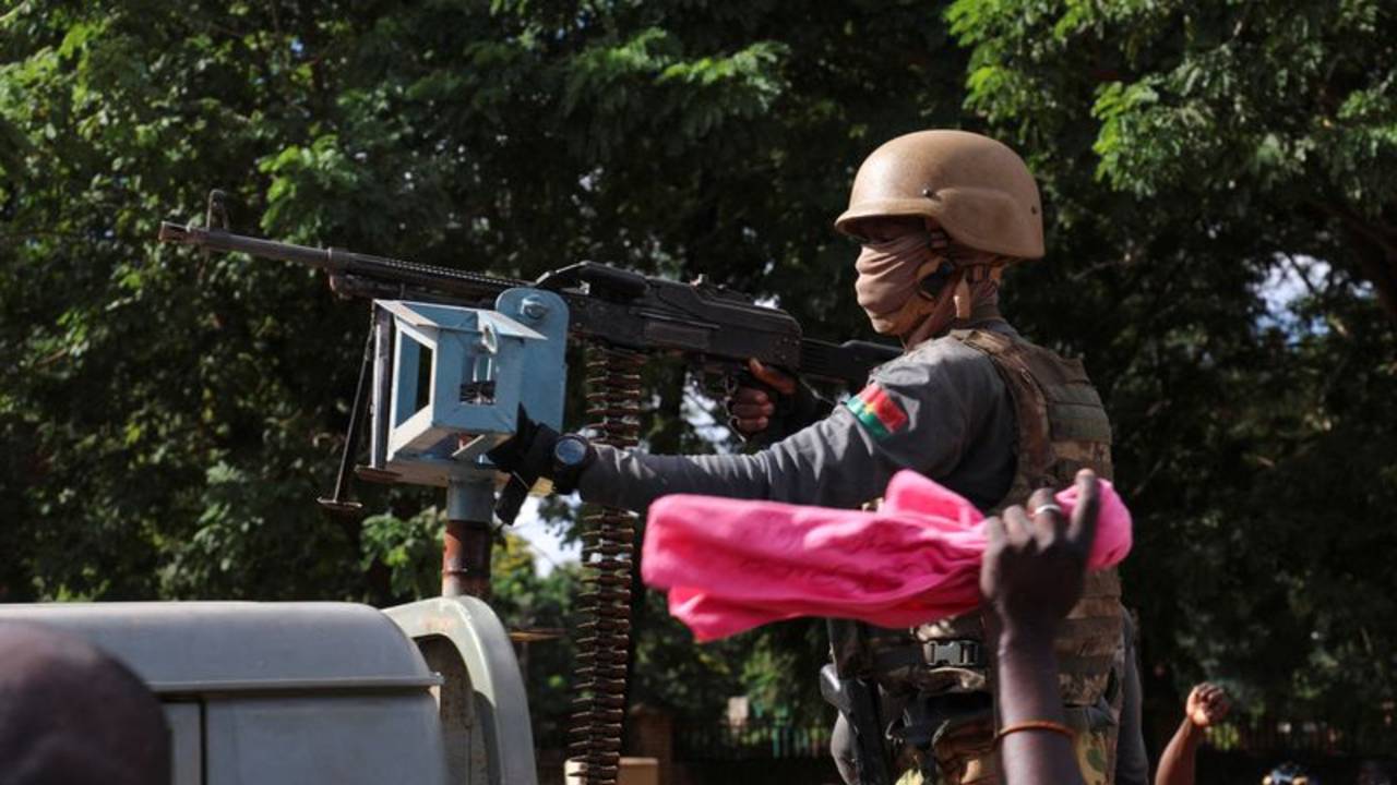 Una rama de Al Qaeda dice haber matado a 300 combatientes, no civiles, en un ataque en Burkina Faso