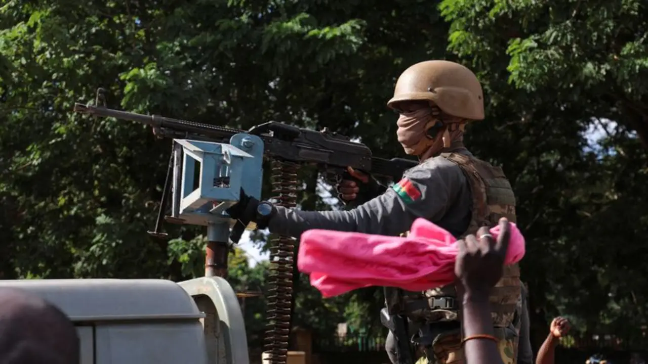 Una rama de Al Qaeda dice haber matado a 300 combatientes, no civiles, en un ataque en Burkina Faso
