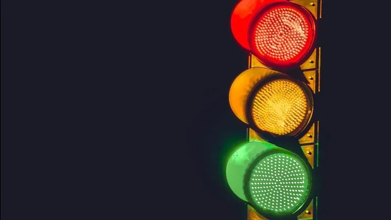 Colores rojo amarillo y azul de los semáforos