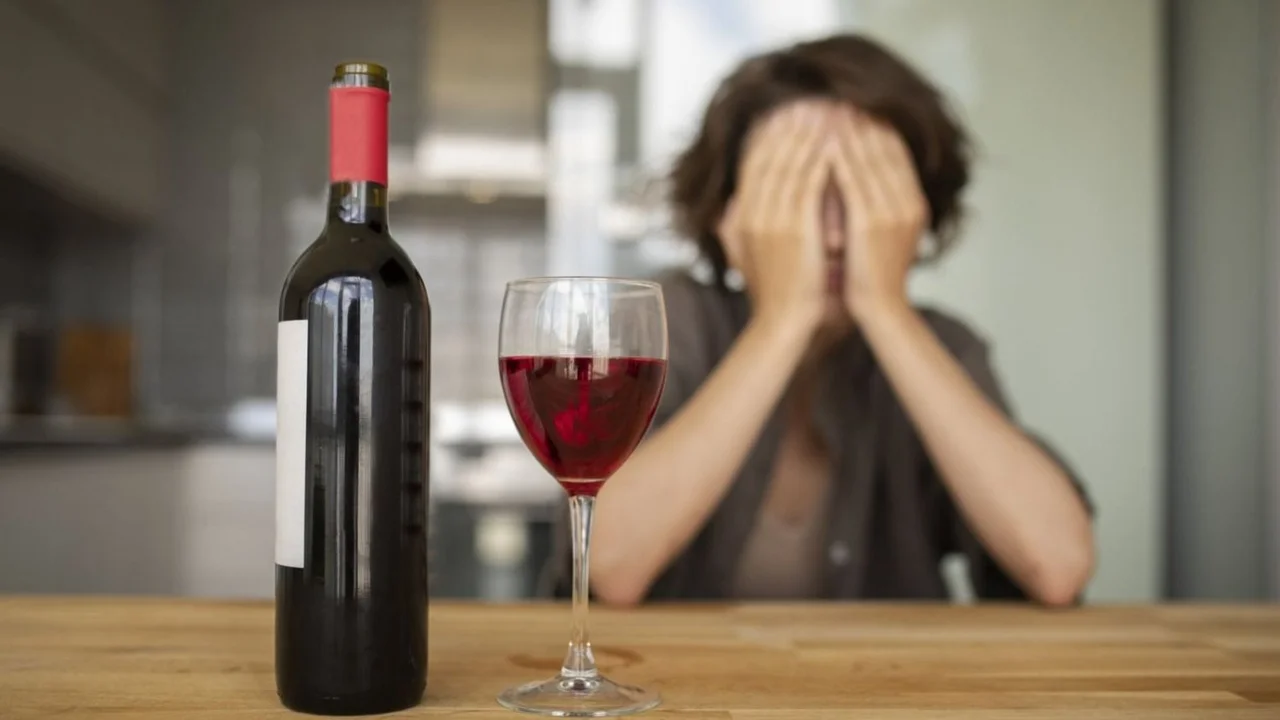 Dolor de cabeza por vino.