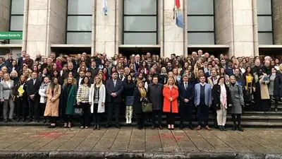 Duro rechazo de 200 jueces santafesinos a las polémicas reformas de Pullaro: "Está en riesgo la independencia" Duro rechazo de 200 jueces santafesinos a las polémicas reformas de Pullaro: "Está en riesgo la independencia"