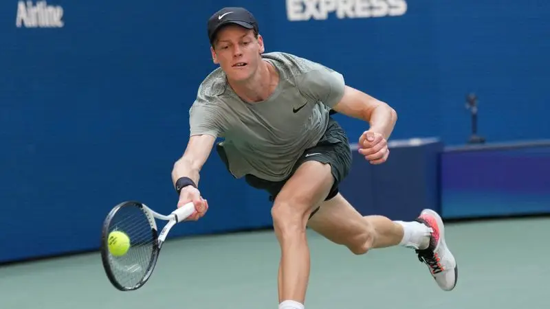 Sinner, número uno del mundo, supera a O'Connell y alcanza la cuarta ronda del Abierto de EEUU de tenis