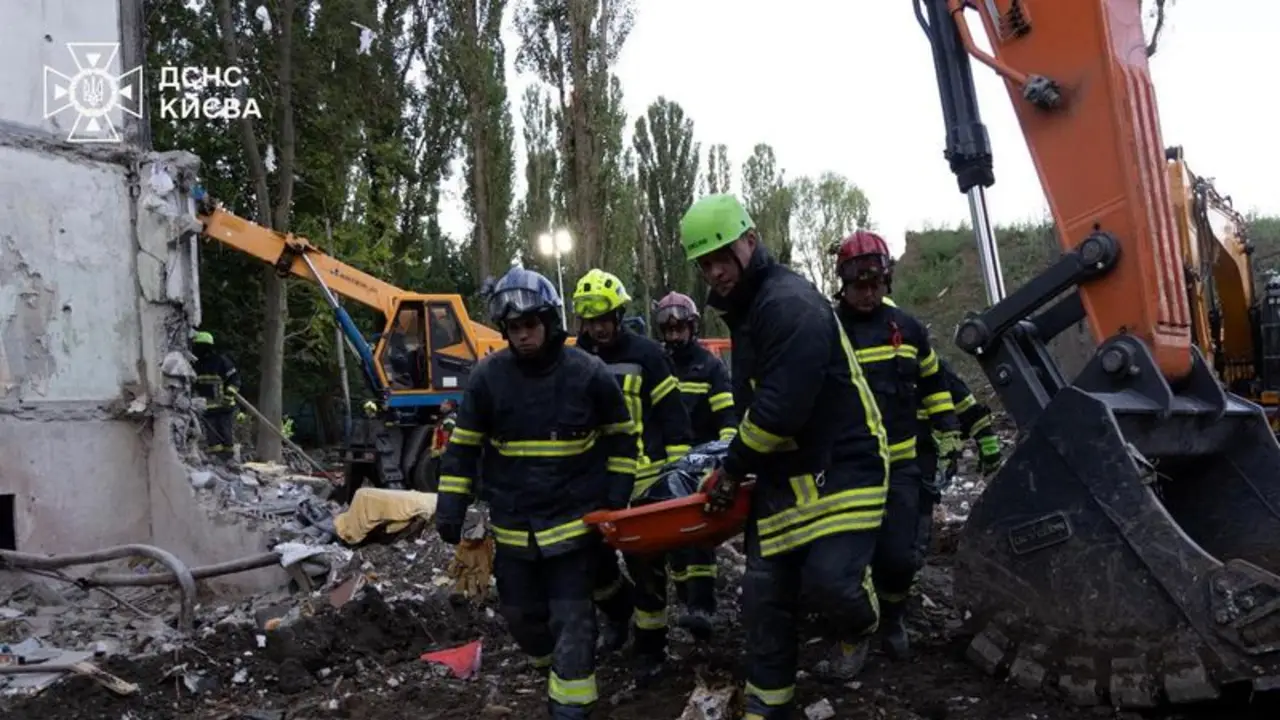 Un niño de dos años figura entre los 28 muertos en el ataque ruso del jueves en Kiev