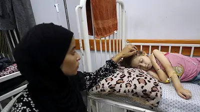 Una madre de Gaza teme que se agote el tiempo para evacuar a su hija desnutrida Una madre de Gaza teme que se agote el tiempo para evacuar a su hija desnutrida