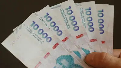 Dinero. Dinero.