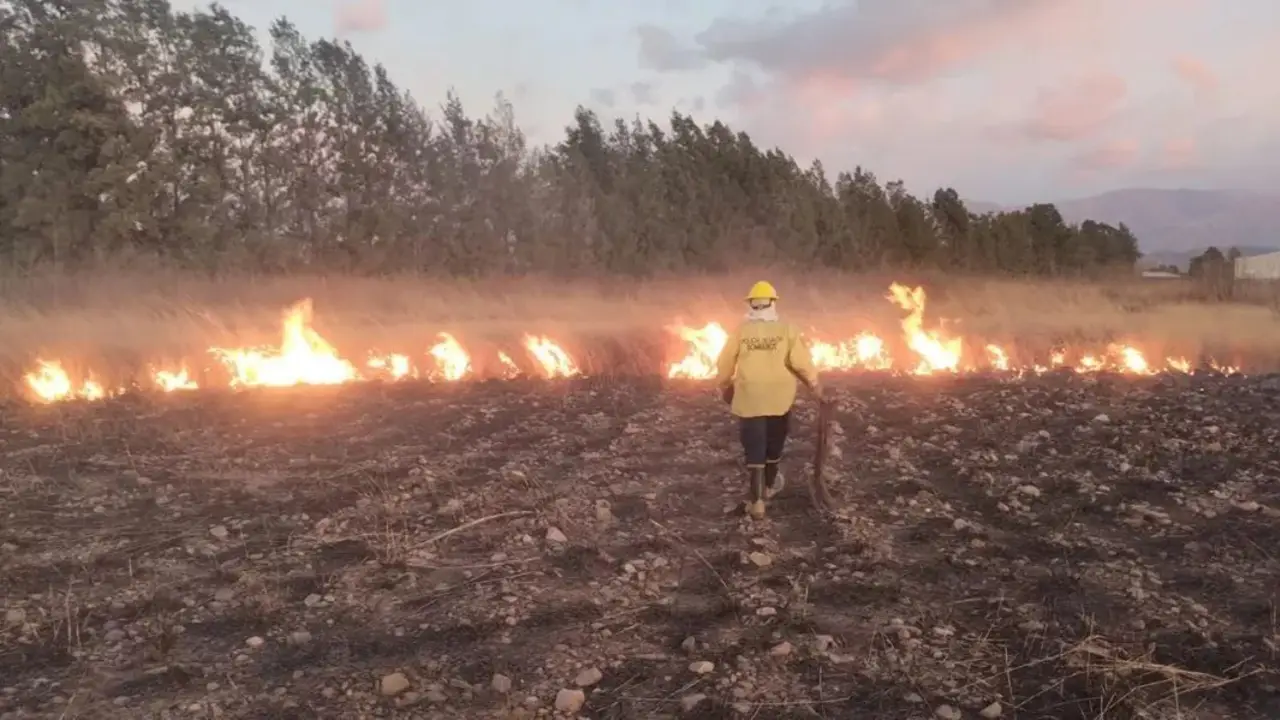 Incendios en Salta: con más de cien familias evacuadas, los equipos municipales trabajan para controlar el fuego