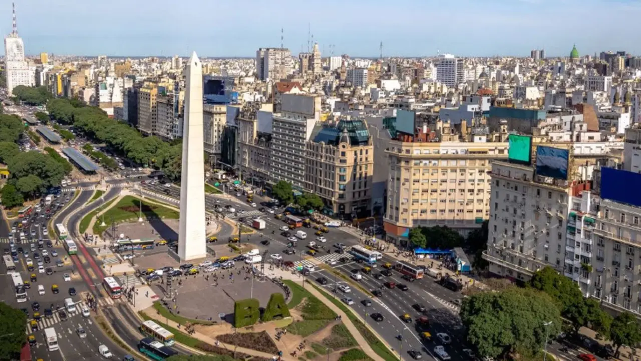 Obelisco con cielo soleado