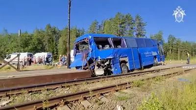 Muere una persona al chocar un autobús con un tren en la región rusa de Leningrado Muere una persona al chocar un autobús con un tren en la región rusa de Leningrado