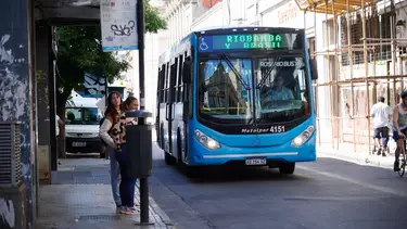 Golpe al bolsillo de Pullaro y Javkin: aumenta el colectivo en Rosario y el boleto costará $1580 