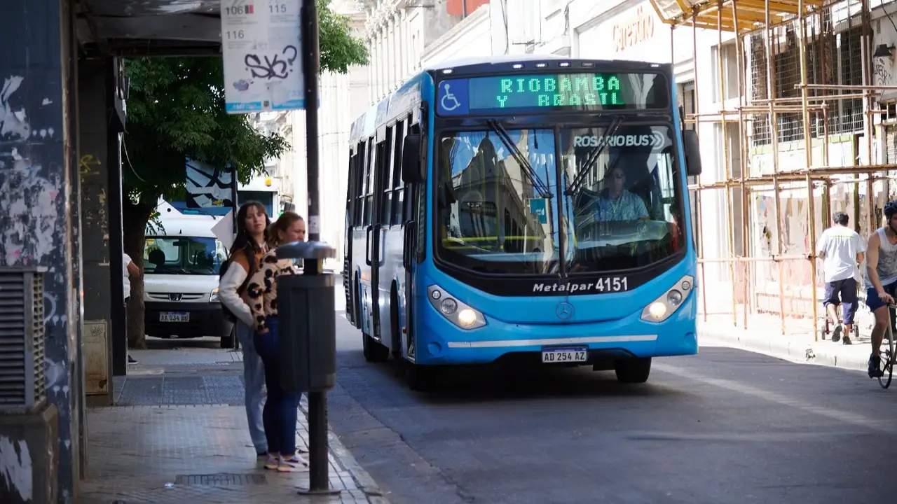 Golpe al bolsillo de Pullaro y Javkin: aumenta el colectivo en Rosario y el boleto costará $1580 
