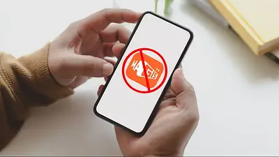 Unas manos sostienen un celular con el logo de Magis TV Unas manos sostienen un celular con el logo de Magis TV
