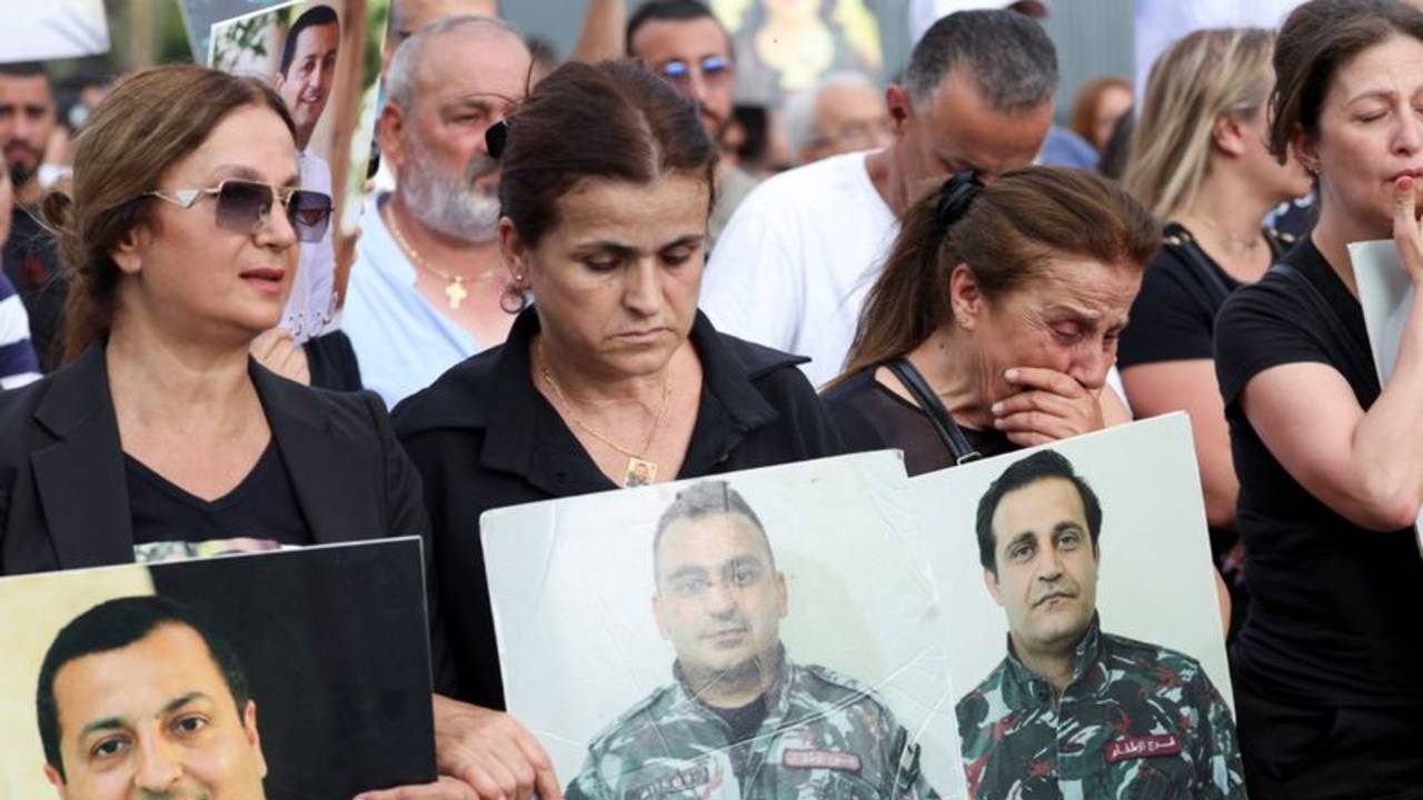 Cientos de libaneses se reúnen para conmemorar cinco años de explosión Beirut que dejó 200 muertos