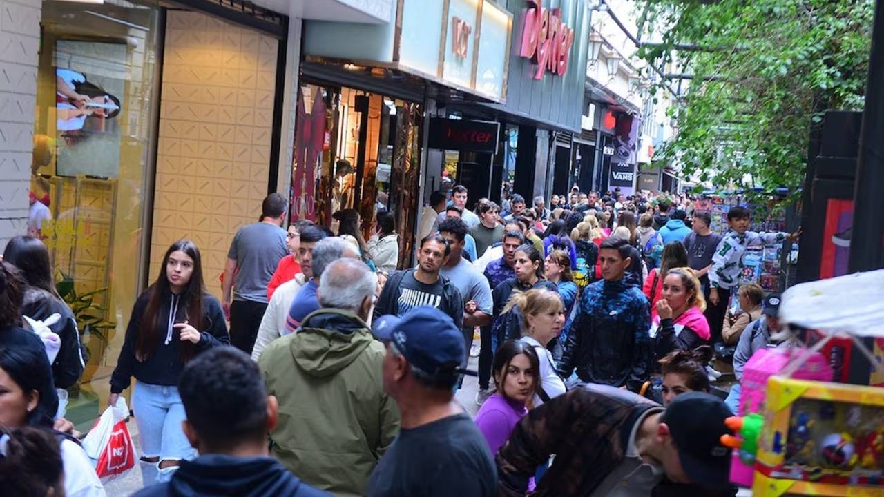 El consumo en Córdoba no repunta : por las medidas de Milei, las ventas minoristas cayeron un 5,7% en julio