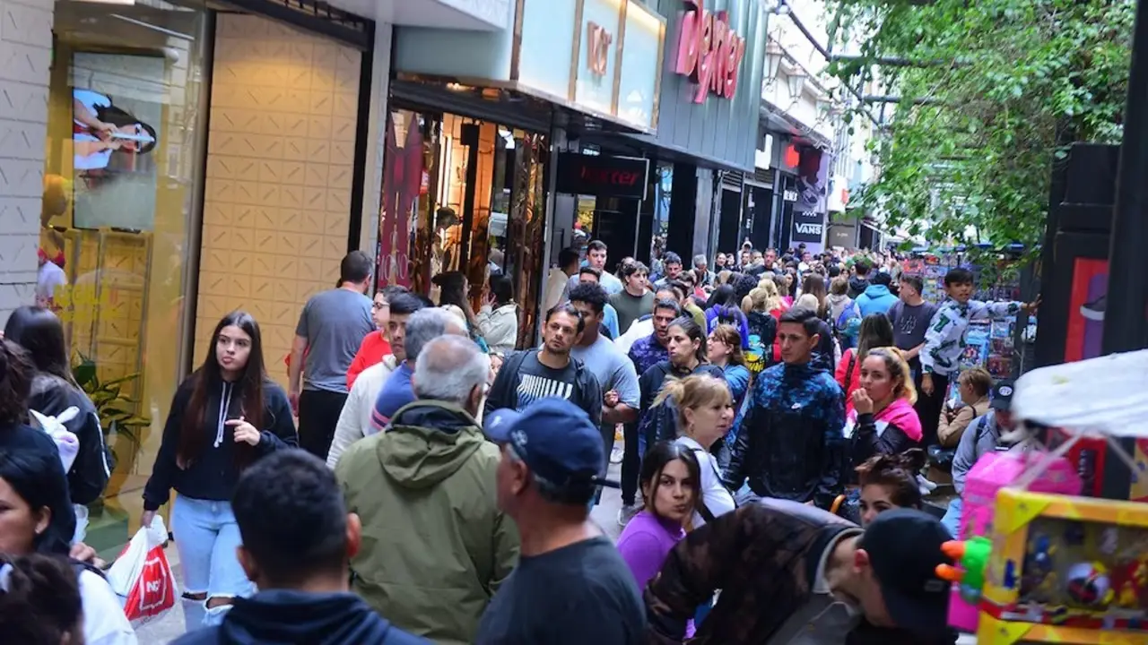 El consumo en Córdoba no repunta : por las medidas de Milei, las ventas minoristas cayeron un 5,7% en julio